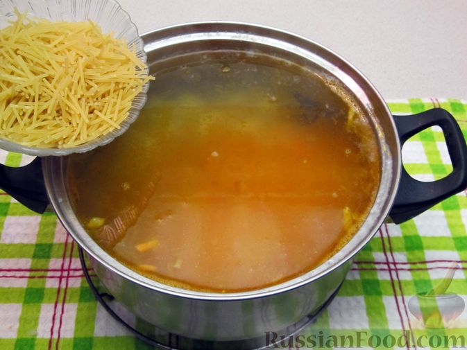 Фото приготовления рецепта: Суп из тушенки с вермишелью - шаг №9