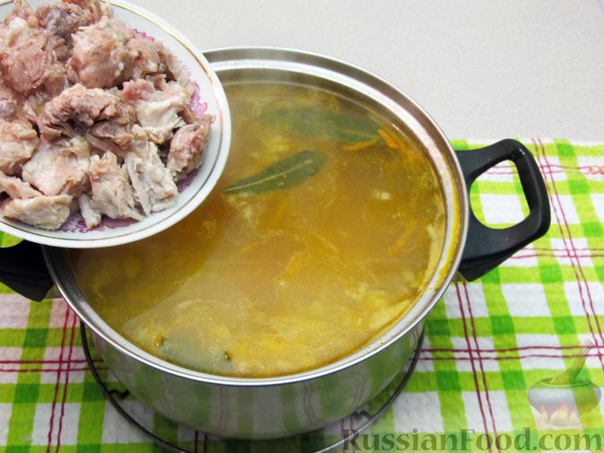 Фото приготовления рецепта: Суп из тушенки с вермишелью - шаг №12