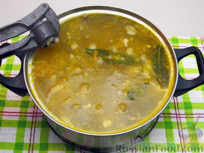 Фото приготовления рецепта: Суп из тушенки с вермишелью - шаг №13