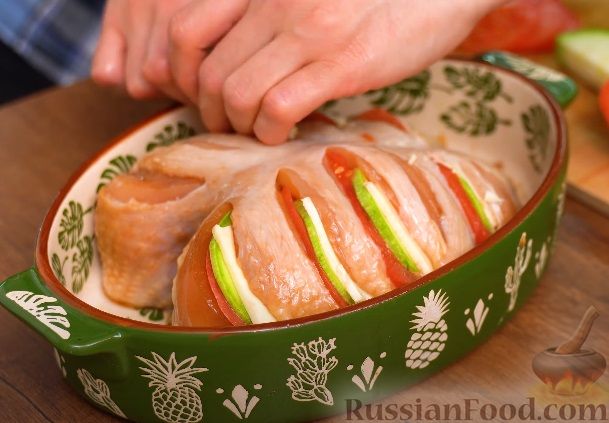 Фото приготовления рецепта: Сочная куриная грудка, фаршированная кабачками, помидорами и сыром - шаг №10