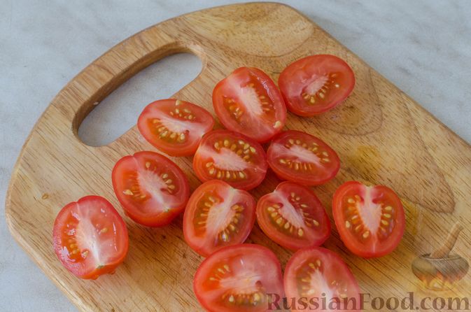 Фото приготовления рецепта: Жареная треска с помидорами и оливками - шаг №5