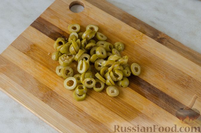 Фото приготовления рецепта: Жареная треска с помидорами и оливками - шаг №7