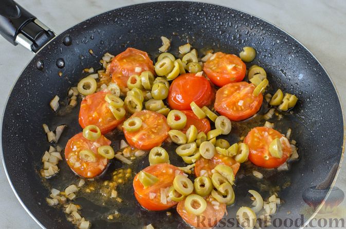 Фото приготовления рецепта: Жареная треска с помидорами и оливками - шаг №8