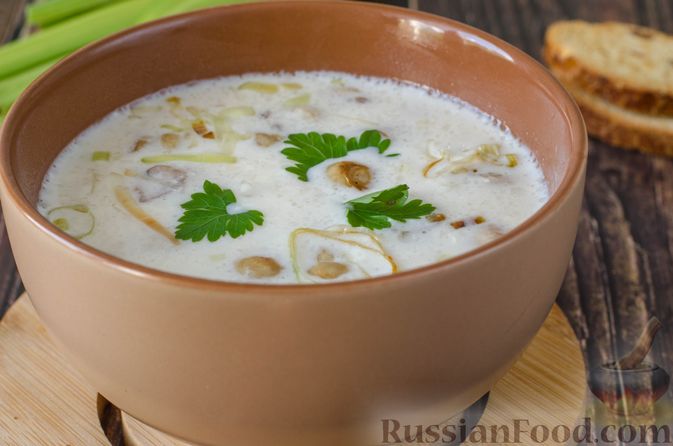 Фото к рецепту: Сырный суп с грибами и луком-пореем