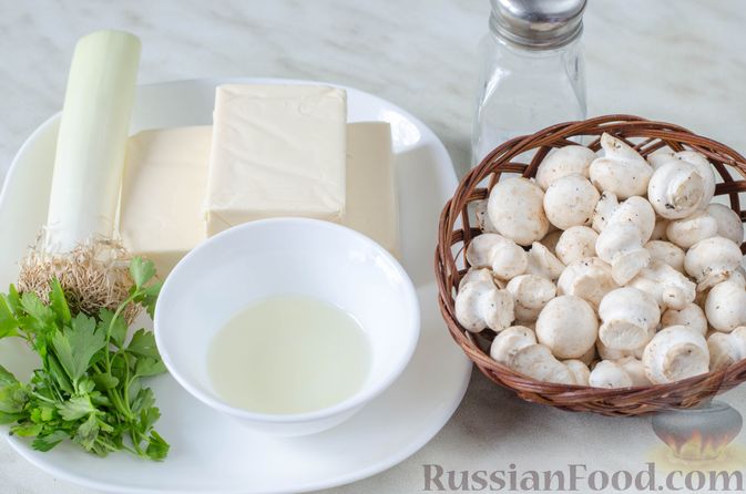 Фото приготовления рецепта: Сырный суп с грибами и луком-пореем - шаг №1