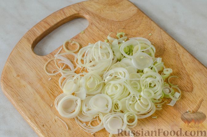 Фото приготовления рецепта: Сырный суп с грибами и луком-пореем - шаг №3