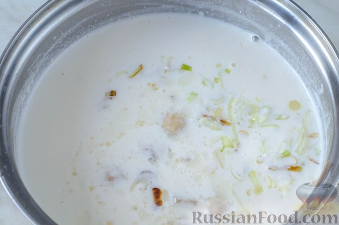 Фото приготовления рецепта: Сырный суп с грибами и луком-пореем - шаг №8