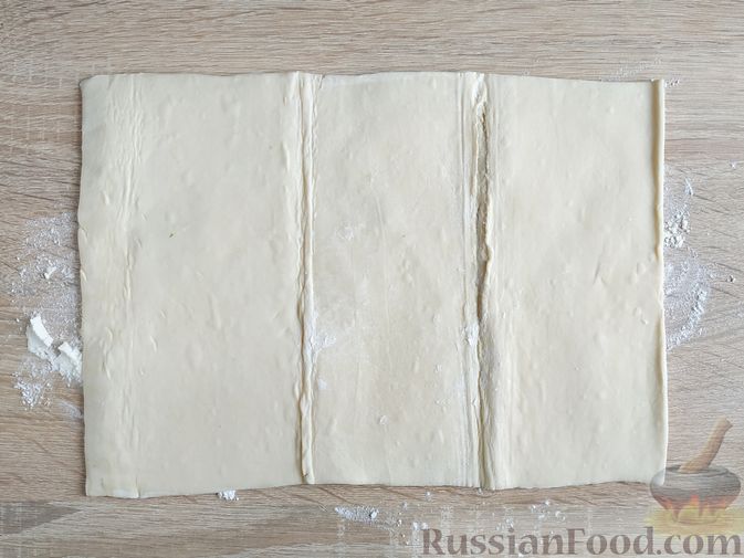 Фото приготовления рецепта: Закусочные слойки с печёночным паштетом и сыром - шаг №2