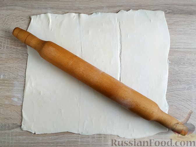 Фото приготовления рецепта: Закусочные слойки с печёночным паштетом и сыром - шаг №3