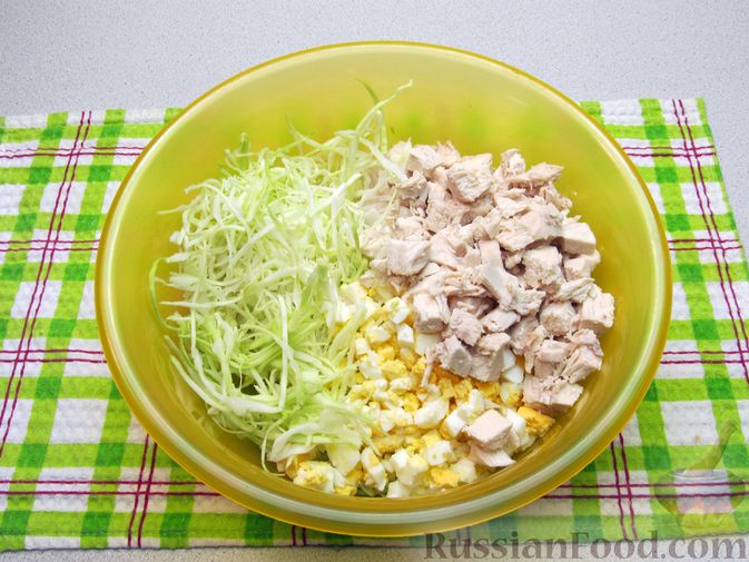 Фото приготовления рецепта: Салат с курицей, молодой капустой и консервированным зелёным горошком - шаг №8