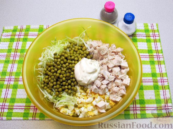 Фото приготовления рецепта: Салат с курицей, молодой капустой и консервированным зелёным горошком - шаг №9