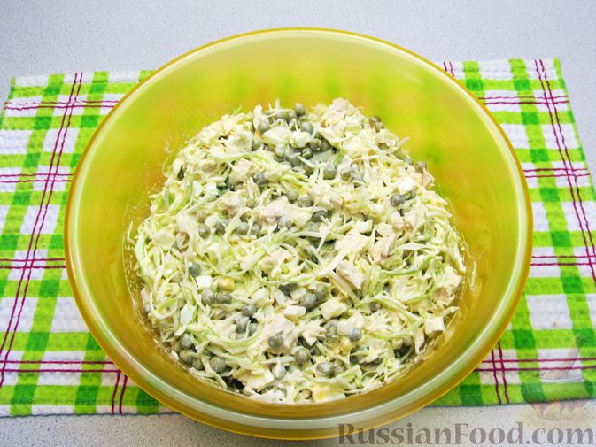 Фото приготовления рецепта: Салат с курицей, молодой капустой и консервированным зелёным горошком - шаг №10