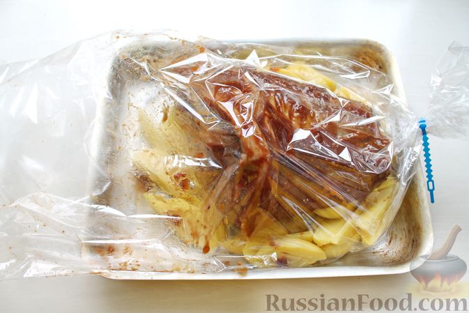 Фото приготовления рецепта: Свиная рулька, запечённая с картошкой (в рукаве) - шаг №10