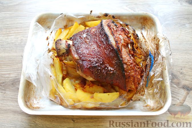 Фото приготовления рецепта: Свиная рулька, запечённая с картошкой (в рукаве) - шаг №12