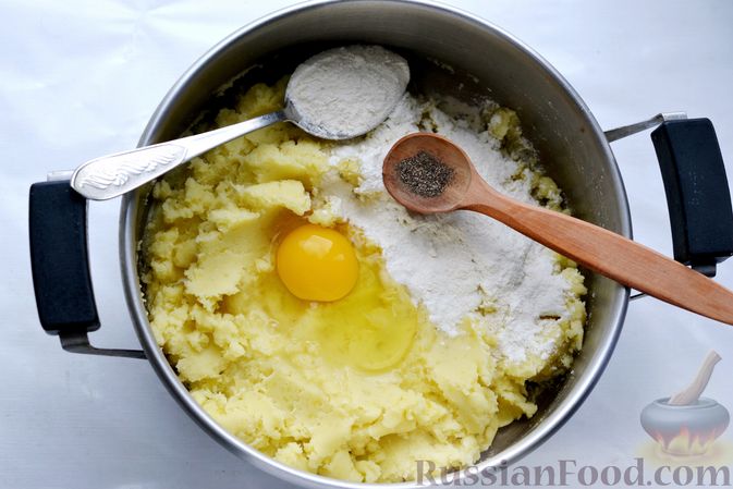 Фото приготовления рецепта: Картофельные зразы с морковью и варёными яйцами - шаг №4