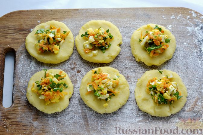 Фото приготовления рецепта: Картофельные зразы с морковью и варёными яйцами - шаг №15