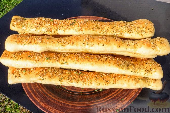 Фото приготовления рецепта: Cырно-чесночные хлебные палочки - шаг №12
