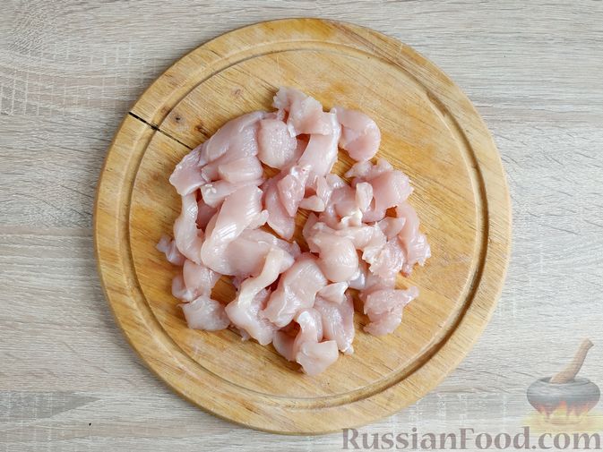 Фото приготовления рецепта: Куриное филе со шпинатом и грибами, в сливочном соусе - шаг №2