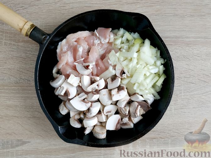 Фото приготовления рецепта: Куриное филе со шпинатом и грибами, в сливочном соусе - шаг №5