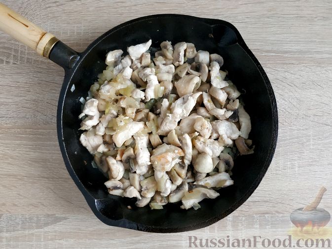Фото приготовления рецепта: Куриное филе со шпинатом и грибами, в сливочном соусе - шаг №6