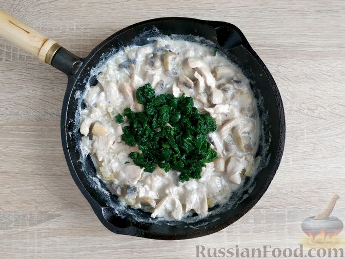 Фото приготовления рецепта: Куриное филе со шпинатом и грибами, в сливочном соусе - шаг №9