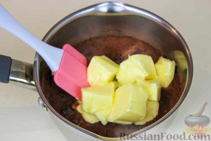 Фото приготовления рецепта: Шоколадная колбаска из печенья - шаг №2