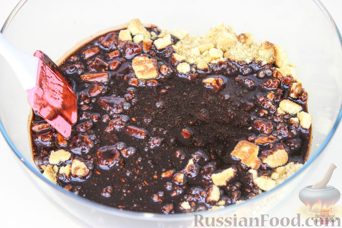 Фото приготовления рецепта: Шоколадная колбаска из печенья - шаг №7
