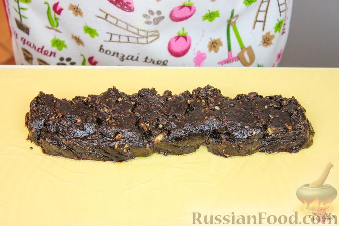 Фото приготовления рецепта: Шоколадная колбаска из печенья - шаг №8