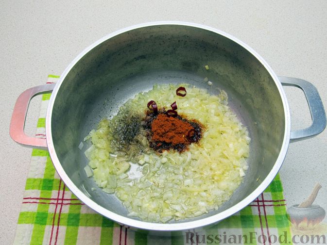 Фото приготовления рецепта: Суп с капустой, помидорами, рисом и ветчиной - шаг №5