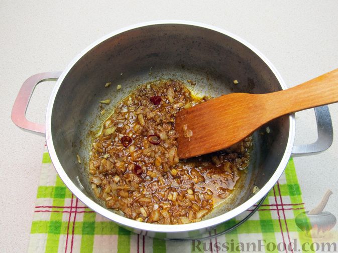 Фото приготовления рецепта: Суп с капустой, помидорами, рисом и ветчиной - шаг №6