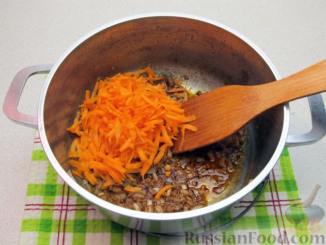 Фото приготовления рецепта: Суп с капустой, помидорами, рисом и ветчиной - шаг №7