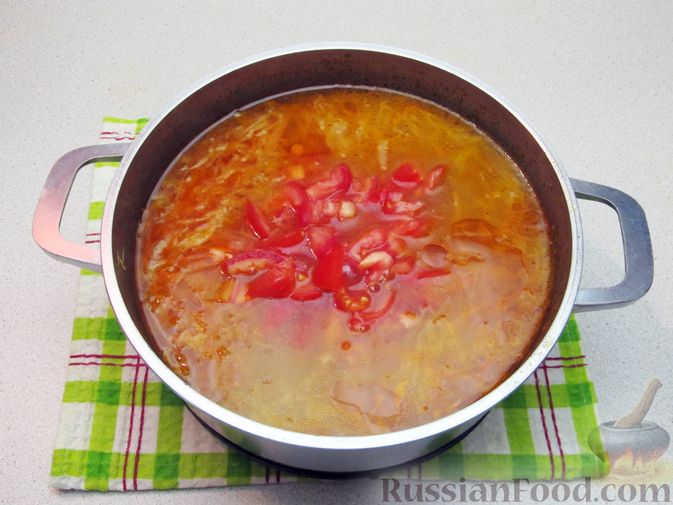 Фото приготовления рецепта: Суп с капустой, помидорами, рисом и ветчиной - шаг №13