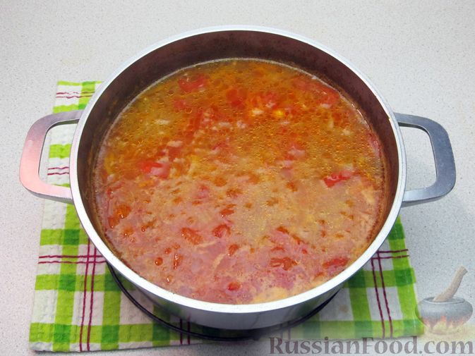 Фото приготовления рецепта: Суп с капустой, помидорами, рисом и ветчиной - шаг №14