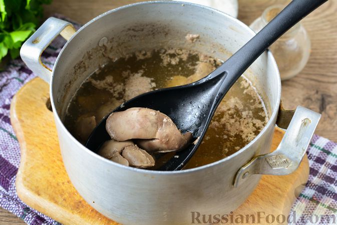 Фото приготовления рецепта: Суп  с куриной печенью и перловой крупой - шаг №6