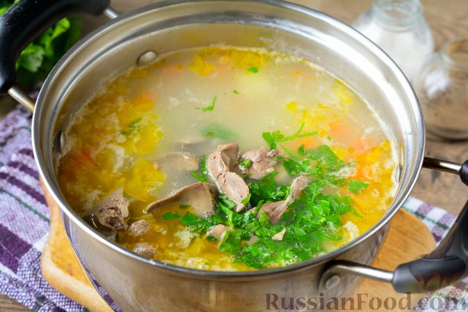 Фото приготовления рецепта: Суп  с куриной печенью и перловой крупой - шаг №10
