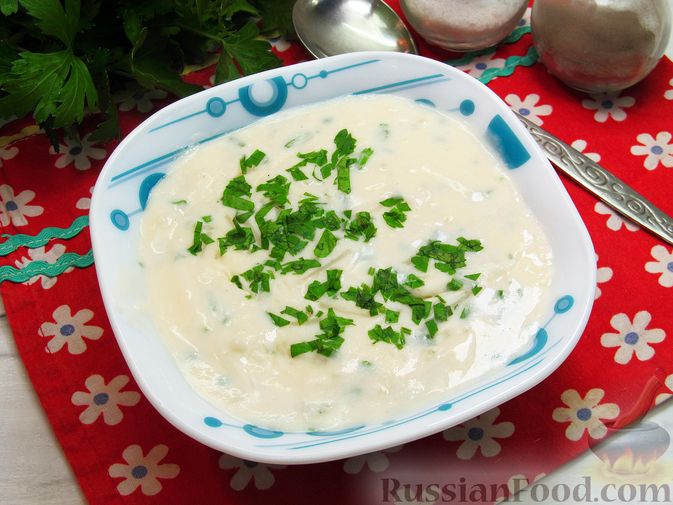 Фото к рецепту: Молочный суп с макаронами, плавленым сыром и зелёнью