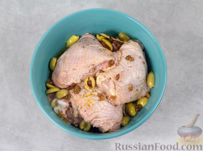 Фото приготовления рецепта: Курица, запечённая с оливками и изюмом - шаг №5