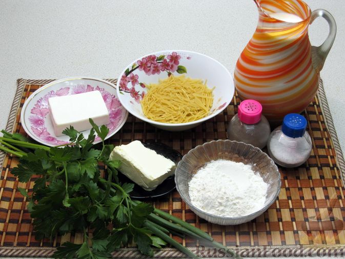 Фото приготовления рецепта: Молочный суп с макаронами, плавленым сыром и зелёнью - шаг №1