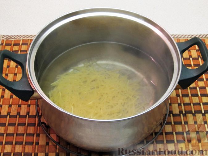 Фото приготовления рецепта: Молочный суп с макаронами, плавленым сыром и зелёнью - шаг №2
