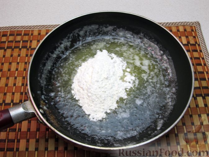 Фото приготовления рецепта: Молочный суп с макаронами, плавленым сыром и зелёнью - шаг №6