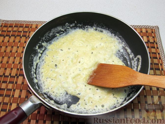 Фото приготовления рецепта: Молочный суп с макаронами, плавленым сыром и зелёнью - шаг №7