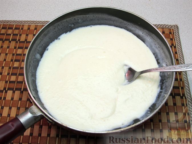 Фото приготовления рецепта: Молочный суп с макаронами, плавленым сыром и зелёнью - шаг №8