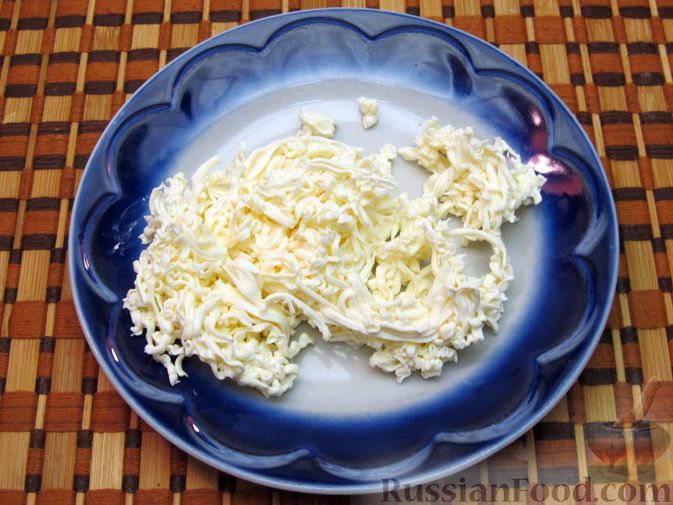 Фото приготовления рецепта: Молочный суп с макаронами, плавленым сыром и зелёнью - шаг №10