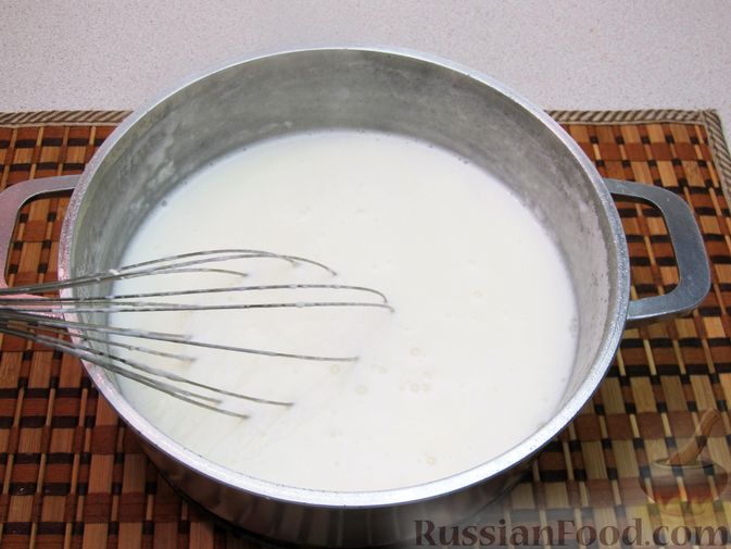 Фото приготовления рецепта: Молочный суп с макаронами, плавленым сыром и зелёнью - шаг №9