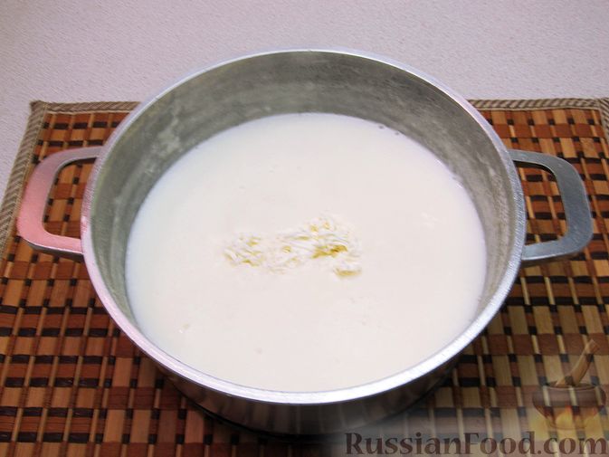 Фото приготовления рецепта: Молочный суп с макаронами, плавленым сыром и зелёнью - шаг №11