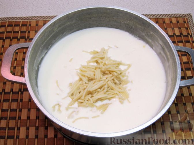 Фото приготовления рецепта: Молочный суп с макаронами, плавленым сыром и зелёнью - шаг №14