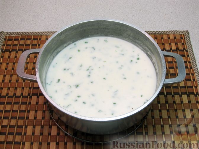 Фото приготовления рецепта: Молочный суп с макаронами, плавленым сыром и зелёнью - шаг №16
