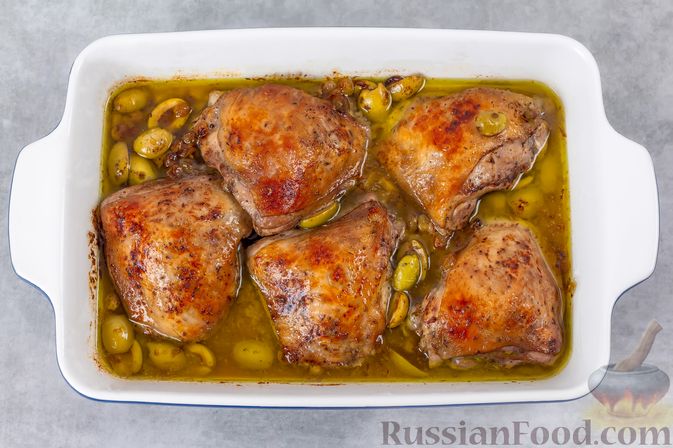 Фото приготовления рецепта: Курица, запечённая с оливками и изюмом - шаг №7