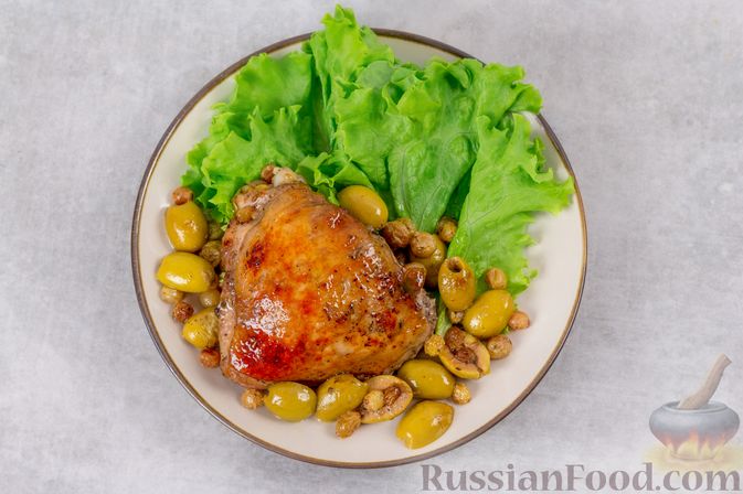 Фото приготовления рецепта: Курица, запечённая с оливками и изюмом - шаг №8