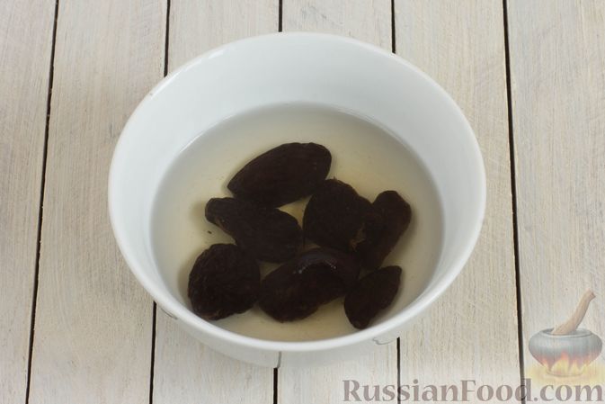 Фото приготовления рецепта: Пшённая каша на воде, с орехами и черносливом - шаг №5